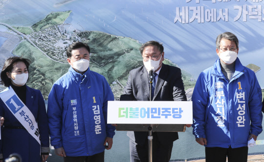 김태년 민주당 원내대표가 9일 부산 강서구 대항전망대에서 가덕신공항 건설촉진 특별법 제정에 대해 발언하고 있다. 연합뉴스